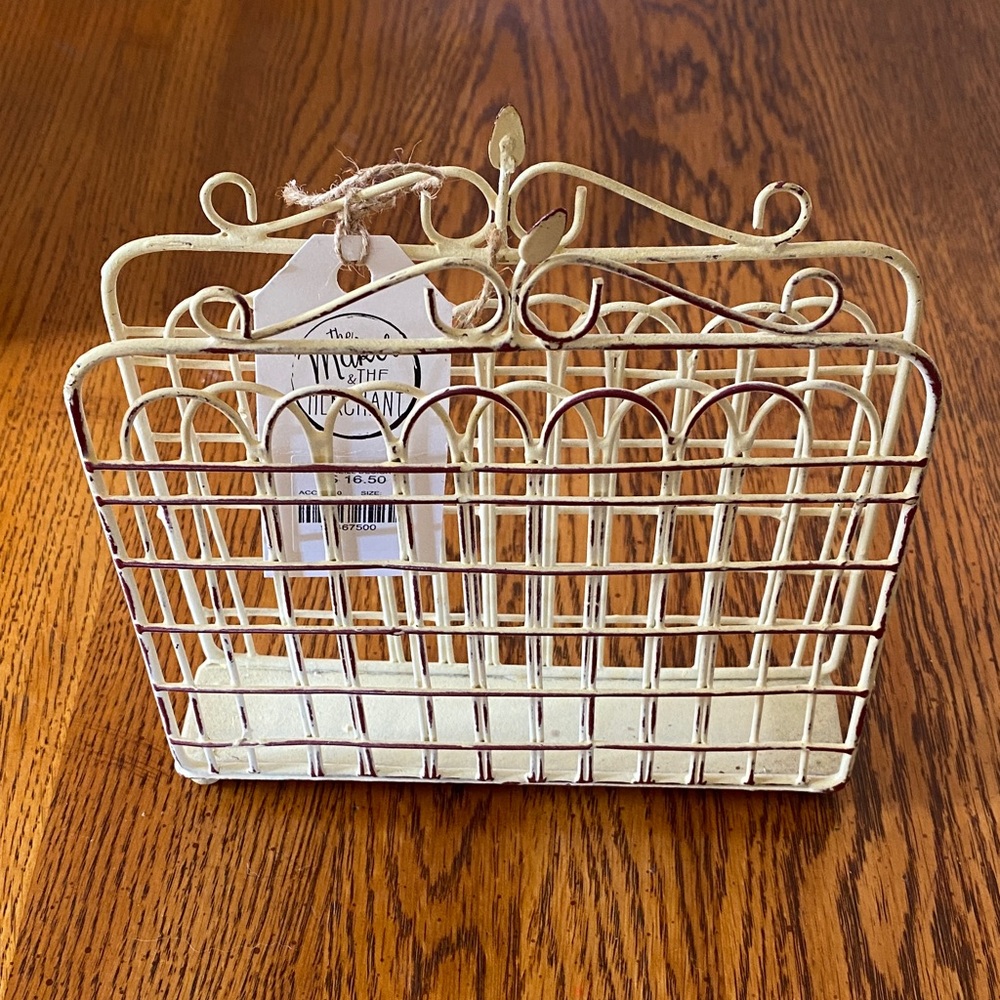 Vintage-style Cream Wire Basket Organizer